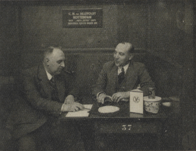 300301 Afbeelding van twee handelaren aan tafel 37 in de Handelsbeurs (Mariaplaats 13) te Utrecht tijdens de wekelijkse ...